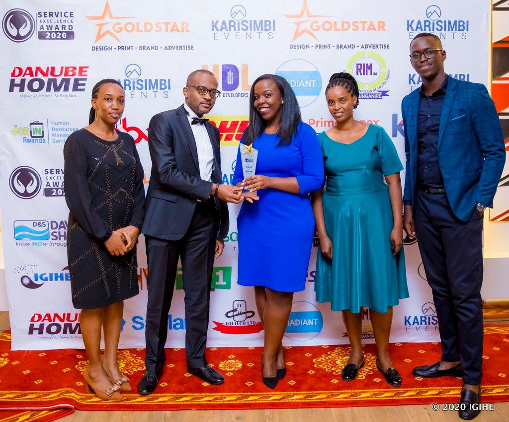 Abakozi ba Access Bank nyuma yo gushyikirizwa iki gihembo bari bafite akanyamuneza