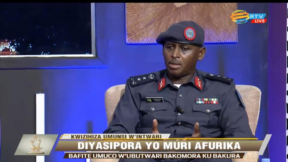 Umugaba Mukuru w’Ingabo zirwanira mu kirere, Gen. Maj. Emmanuel Bayingana yavuze ko ubutwari butagaragazwa no gufata intwaro
