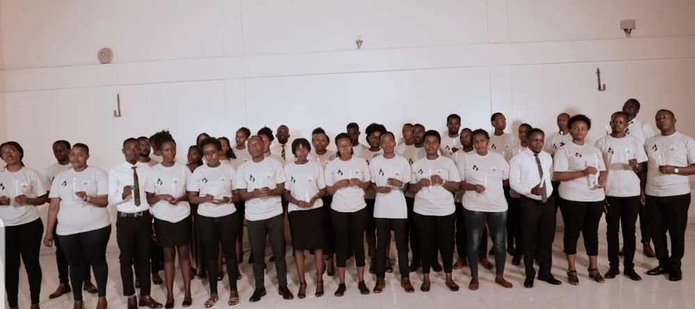 Korali Yesu Araje n'abakunzi bayo basohoye indirimbo “Amateka atazima” ikebura abahakana bakanapfobya Jenoside