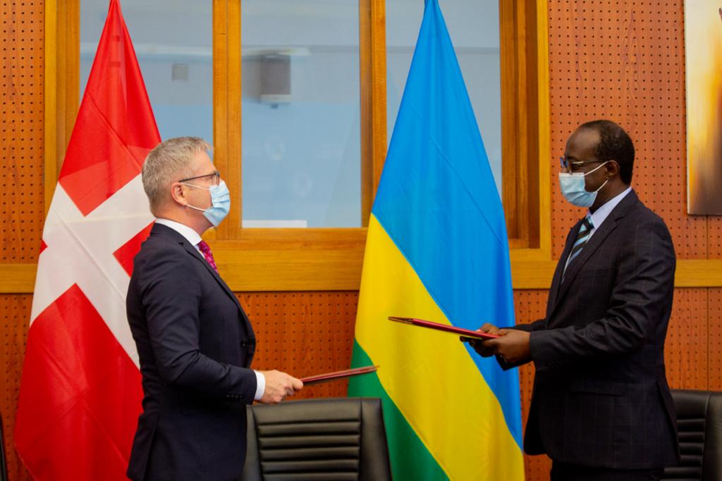 Minisitiri Ushinzwe Iterambere Mpuzamahanga muri Denmark, Flemming Moller na Umunyamabanga wa Leta muri Minisiteri y’Ububanyi n’Amahanga, Ushinzwe ibikorwa by’Umuryango wa Afurika y’Iburasirazuba, Prof. Nshuti Manasseh, bashyize umukono ku masezerano y'ubufatanye hagati y'ibihugu byombi