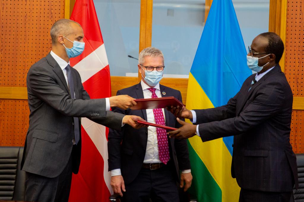 Mattias Tesfaye, Minisitiri Ushinzwe Abinjira n'Abasohoka muri Denmark yasinye amasezerano ku ruhande rwa Denmark