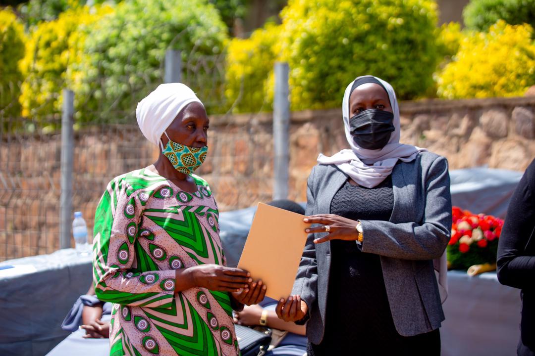 Umwe mu barokotse Jenoside yakorewe Abatutsi yahawe inkunga izamufasha gusana inzu ye