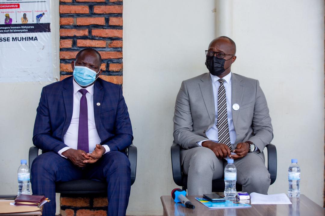 Umuvugizi w’Itorero ADEPR, Pasiteri Ndayizeye Isaïe (ibumoso) n'Umuyobozi w’Umujyi wa Kigali, Rubingisa Pudence mu muhango wo kwibuka abazize Jenoside