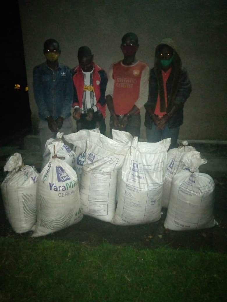 Bamwe mu bafashwe bikoreye ifumbire ya Nkunganire bayijyanye muri Uganda