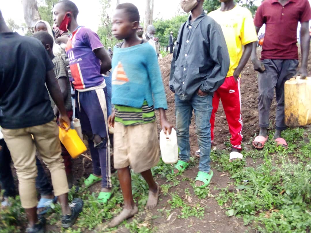 N'abana bato bagendeye mu kigare cy'abakuze