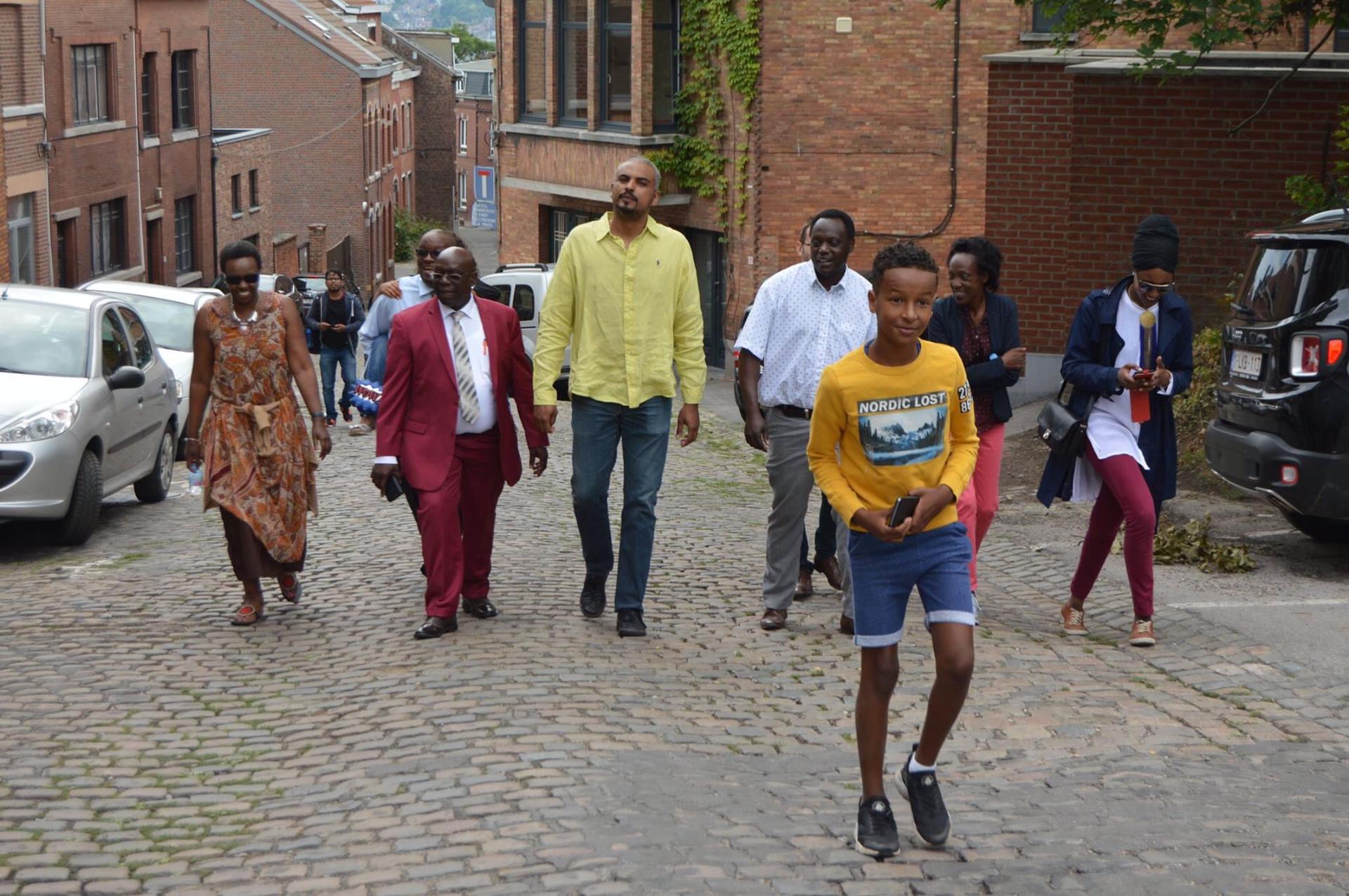 Mu busabane, bafata umwanya wo gutembera bananura imitsi ari nako baganira bungurana ibitekerezo