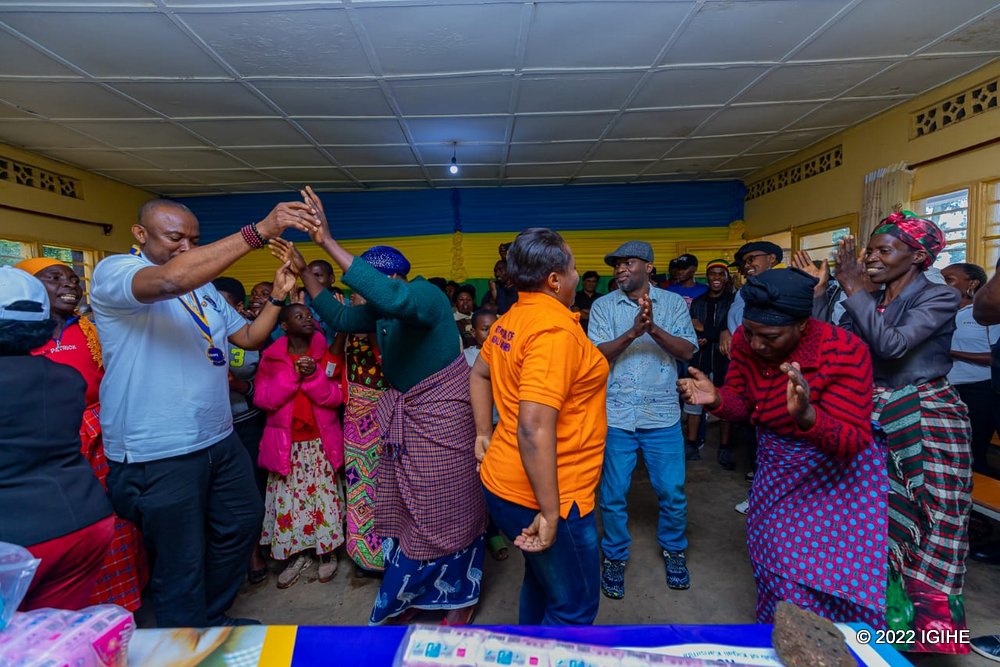 Abaturage bishimanye n'abanyamuryango ba Rotary Club Kigali Kalisimbi nyuma yo guhabwa ubufasha