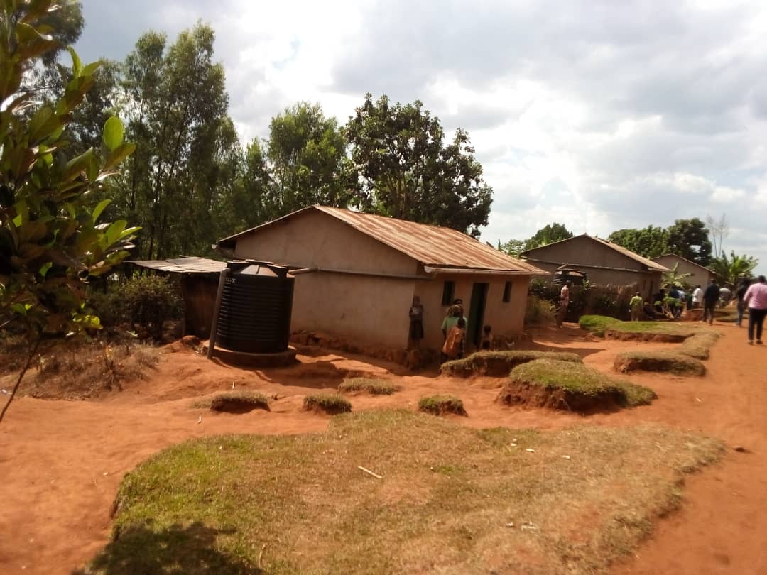 Zimwe mu nzu zasanwe zikanashyirwaho ibigega bifata amazi y'igisenge kugira ngo adakomeza guteza imyuzure mu gishanga yahuriragamo