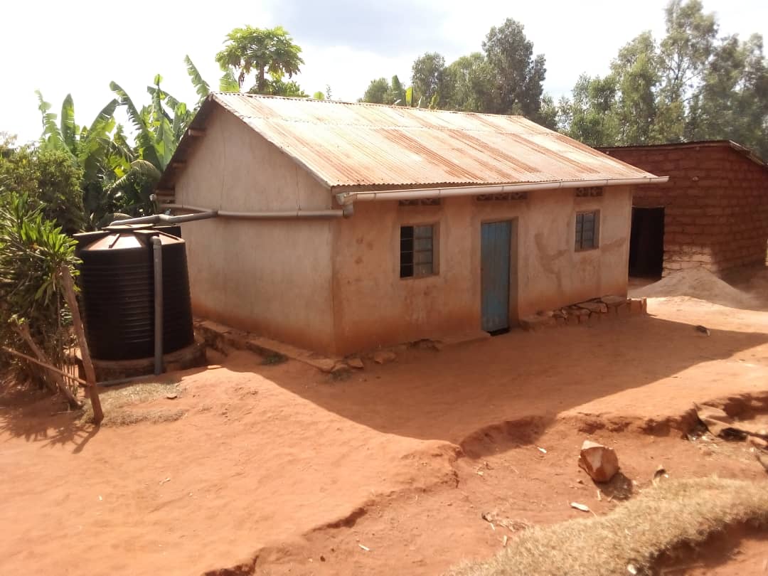 Buri nzu yahawe ikigega gifata amazi y'imvura