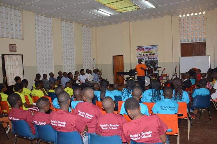Umuyobozi Mukuru wa David’s Temple Music School, Ntigurirwa Peter, yavuze ko gushinga iri shuri bigamije gufasha abana kwagura impano no gufasha ababyeyi kubarinda guhugira mu bidafite umumaro
