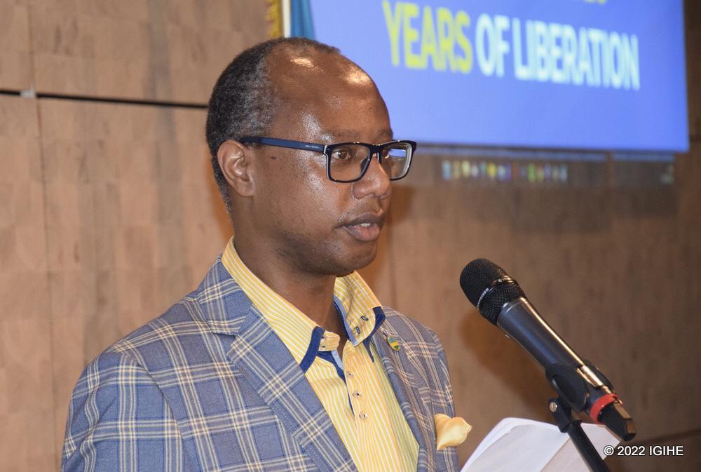 Claude Ndabarasa uyobora Diaspora nyarwanda mu Buholandi ageza ijambo ku bitabiriye gahunda y’igikorwa cyo kwibohora