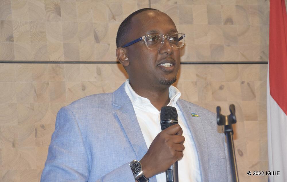 Michel Minega Sebera, Umujyanama Mukuru muri Ambasade y’u Rwanda mu Buholandi, asuhuza Abanyarwanda n’inshuti zabo baje kwizihiza umunsi wo kwibohora