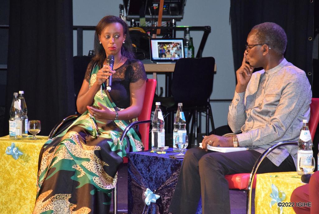Marie Kresbach, umwe mu rubyiruko rwarokotse Jenoside yakorewe Abatutsi atanga ikiganiro