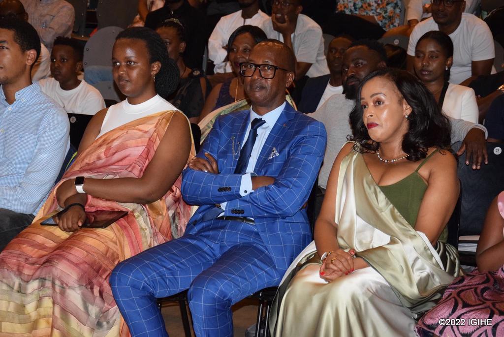 Gaetan Ndabarasa (hagati) uyobora umuryango w’abanyarwanda muri Diaspora ya Hannover