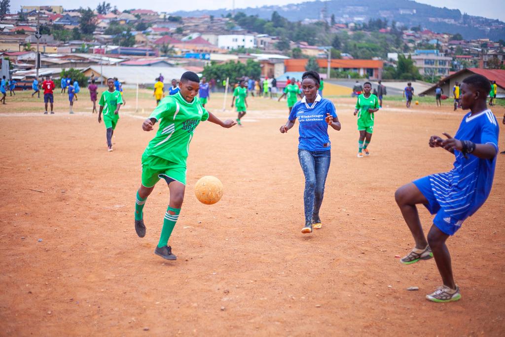 Abana b'ibyiciro bitandukanye bigishwa gukina umupira