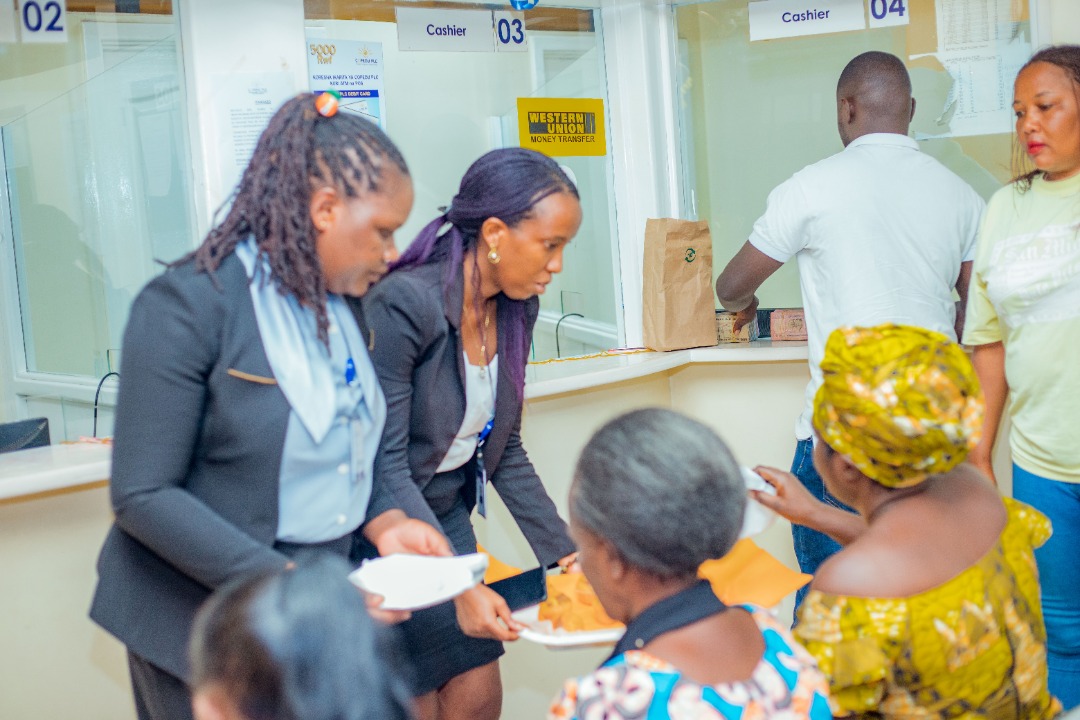 Abakozi ba COPEDU Plc bishimanye n'abakiliya muri iri sozwa ry'icyumweru cyahariwe abakiliya