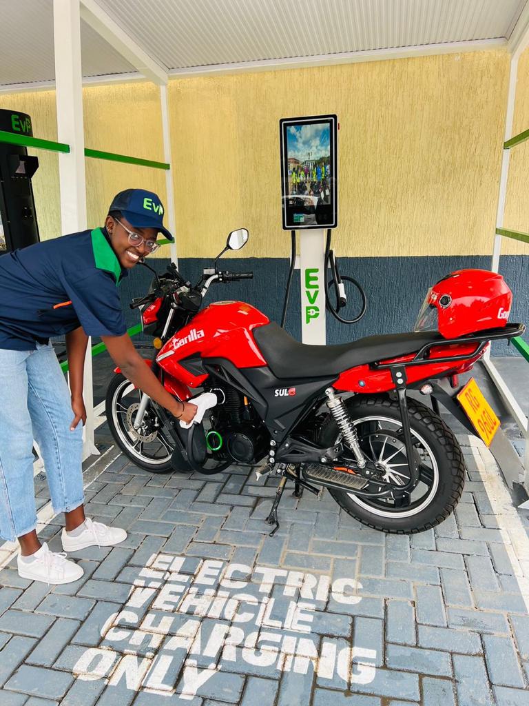EvP Charger Network ifite sitasiyo zifite ubushobozi bwo kuzuza bateri ya moto mu minota 20
