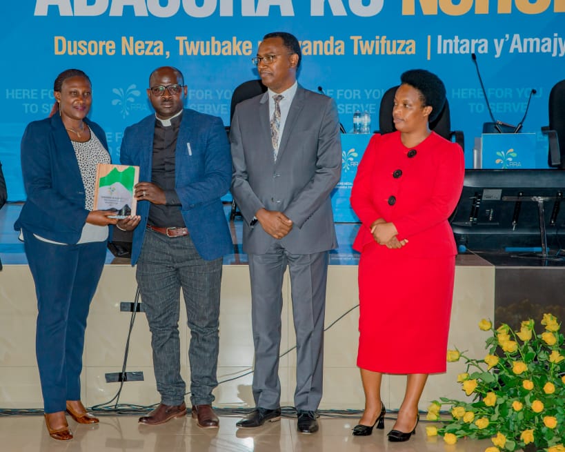 Guverineri w'Intara y'Amajyepfo, Kayitesi Alice ashimira umwe mu basoze neza