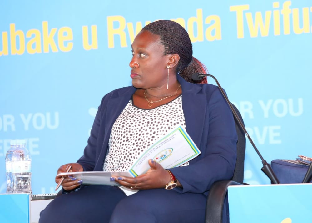 Guverineri w'Intara y'Amajyepfo, Kayitesi Alice yibukije abasora uruhare rw'amafaranga batanga mu iterambere ry'igihugu