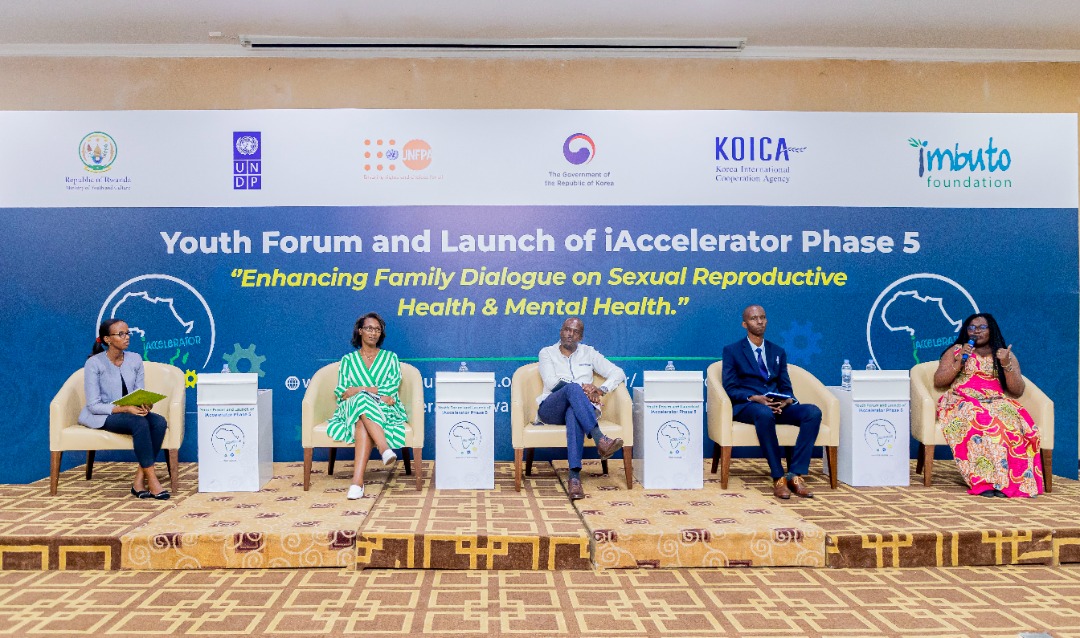 Ubwo iAccelerator5 yatangizwaga yahuriranye n’ihuriro ry’urubyiruko ryatanzwemo ikiganiro ku “kwimakaza ibiganiro mu miryango bigaruka ku buzima bw’imyororokere n’ubwo mu mutwe.”