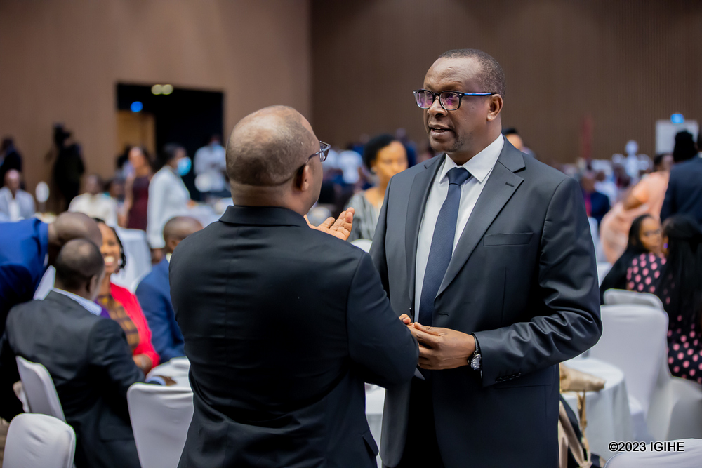Minisitiri w'Ubumwe bw'Abanyarwanda n'Inshingano Mboneragihugu Dr. Jean Damascène Bizimana aganira na mugenzi we w’Ubutegetsi bw’Igihugu, Musabyimana Jean Claude, ubwo bari bahuriye muri iki gikorwa cy’amasengesho