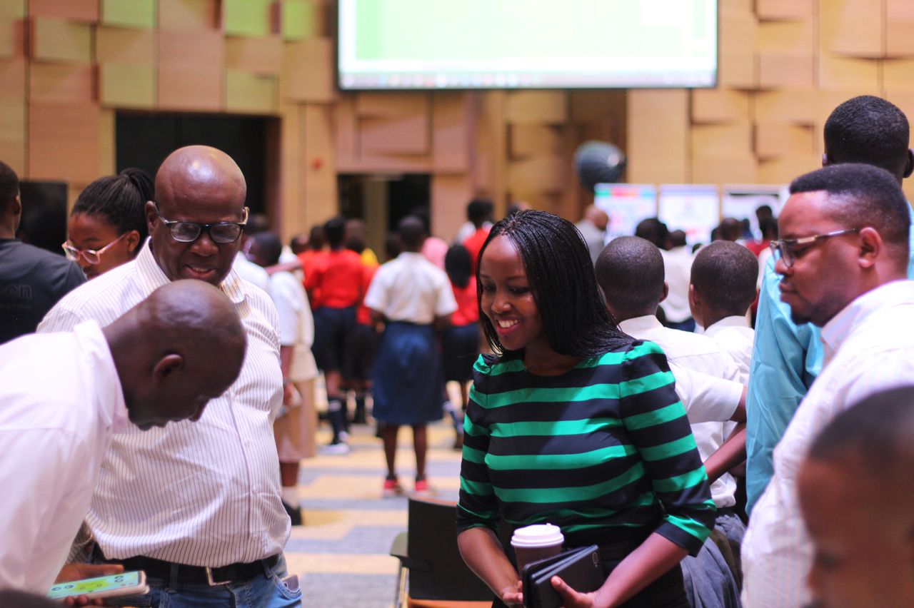 Minisitiri Ingabire Paula hamwe na mugenzi we wa Botswana ushinzwe Itumanaho, Ubumenyi n'Ikoranabuhanga n'Umunyamabanga Uhoraho muri MINICT ubwo Umuyobozi wa NGA yabasobanuriraga ibikorwa n'abana bo muri iryo shuri