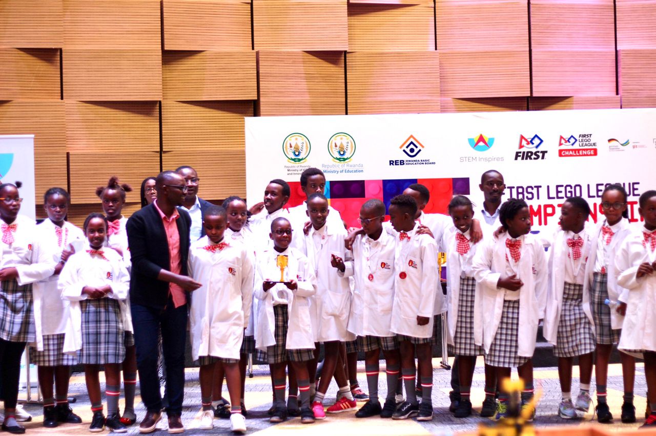 Abanyeshuri ba New Generation Academy ubwo bari bamaze gushyikirizwa igikombe
