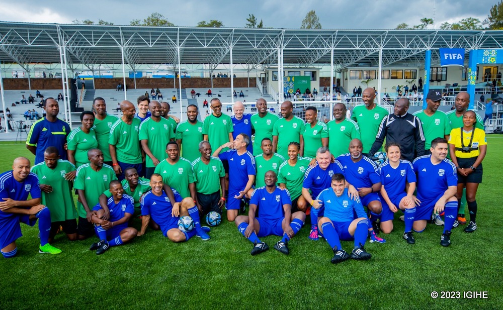 Ikipe y'u Rwanda n'iya FIFA bafata ifoto y'urwibutso
