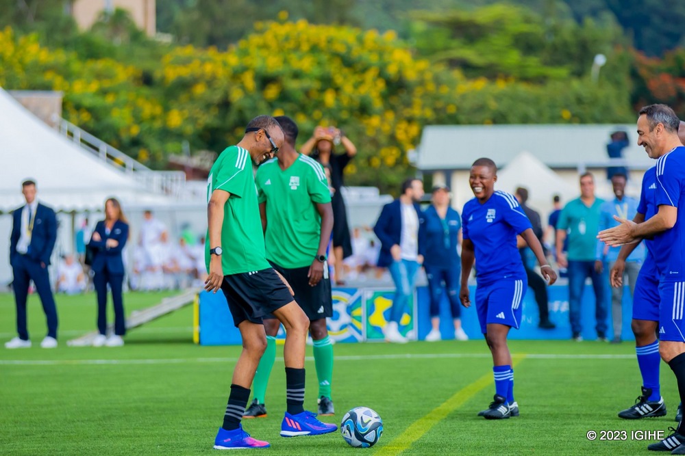Perezida Kagame yitegura gutangiza umukino Ikipe y'u Rwanda yatsinzemo iya FIFA