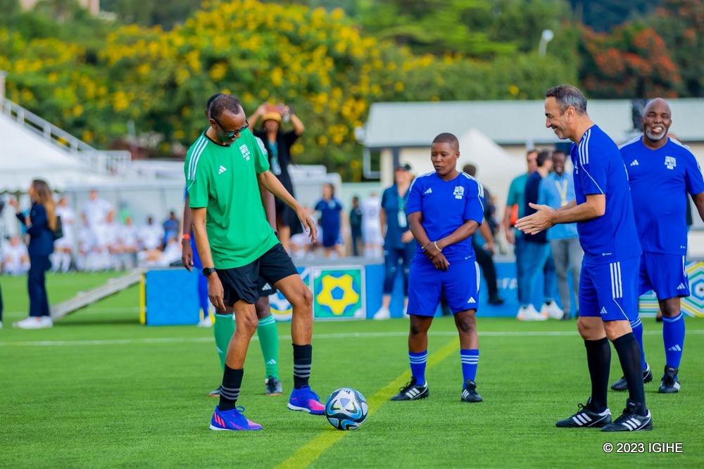 Perezida Kagame yakinaga agaragiwe n'abarimo Umufaransa Youri Djorkaeff