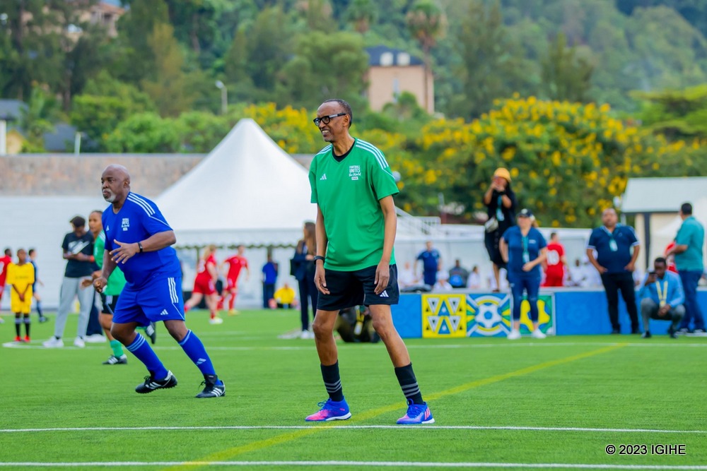 Perezida Kagame yari ahagaze bwuma mu kibuga
