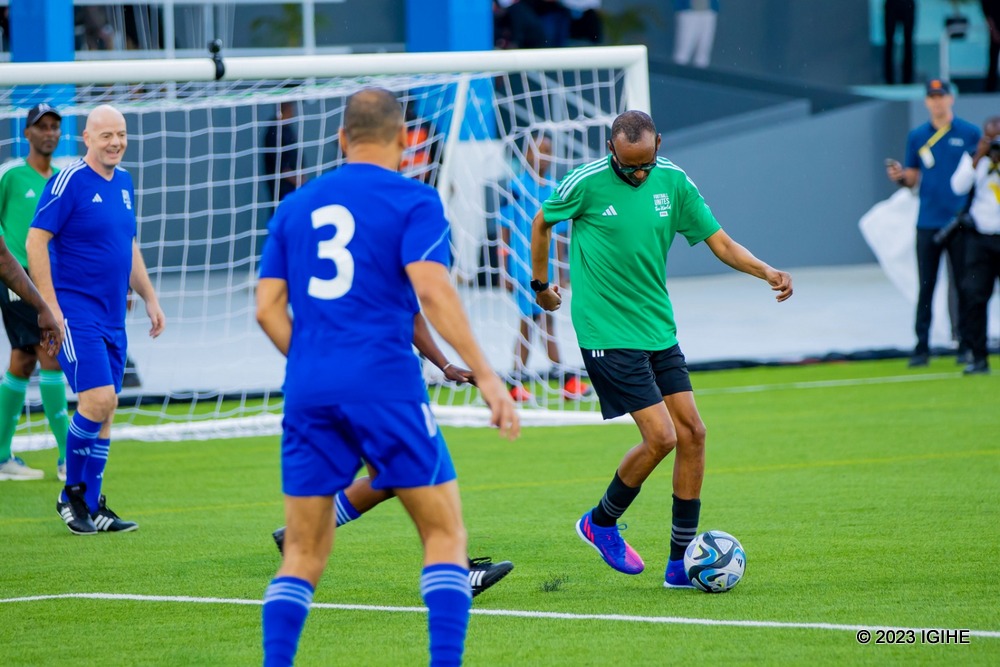Perezida Kagame agerageza gucenga umwe mu bakinnyi b'Ikipe ya FIFA