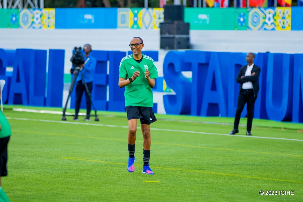 Perezida Kagame akomera amashyi Jay-Jay Okocha wari umaze gutsinda igitego