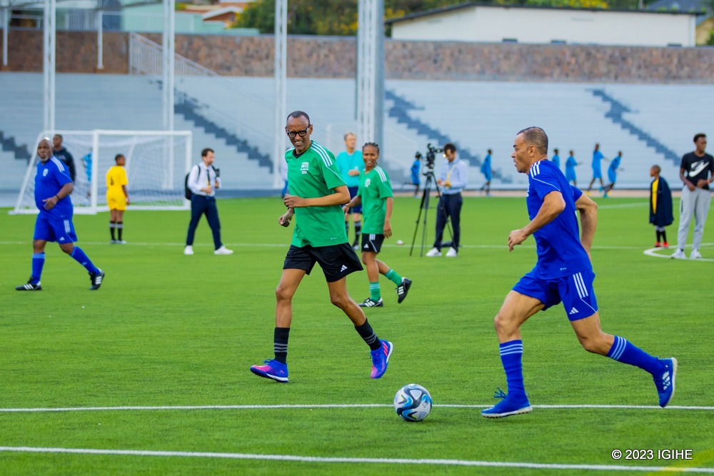 Umunya-Brazil Cafu azamukana umupira hafi ya Perezida Kagame