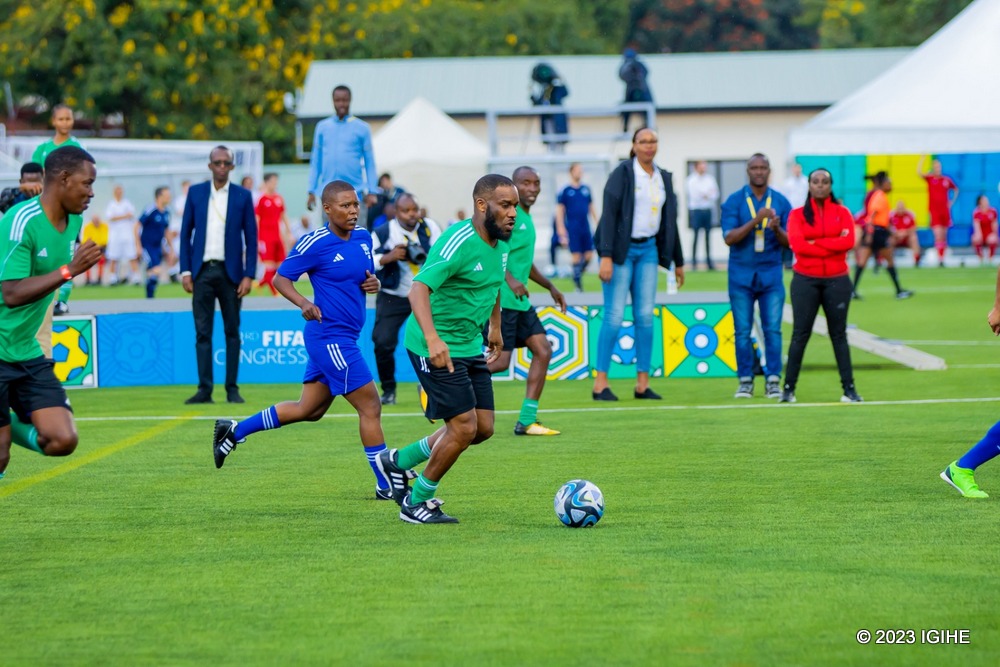 Umunya-Nigeria Jay Jay Okocha ni umwe mu bari bagize Ikipe y'u Rwanda mu irushanwa ryahuje abanyabigwi ba FIFA kuri Kigali Pelé Stadium