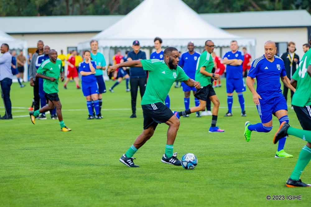 Jay-Jay Okocha yatsinze ibitego bitatu muri uyu mukino