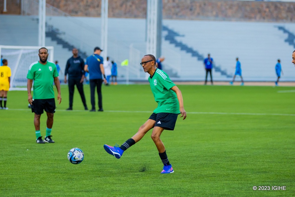 Perezida Kagame atanga umupira mwiza kuri bagenzi be bakinanye mu Ikipe y'u Rwanda