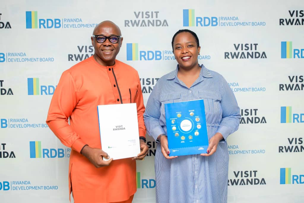 Umuyobozi wa VCWC, Fred Siewe n'Umuyobozi Mukuru wa RDB, Clare Akamanzi, bashyize umukono ku masezerano azemerera u Rwanda kwakira Igikombe cy'Isi cy'Abakanyujijeho inshuro eshatu zikurikirana