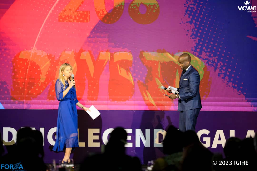 Umunyamakuru w'Umufaransakazi Carine Galli n'Umuvugizi Mukuru wa VCWC 2024, Isheja Régis, bayoboye isangira (Legends Gala Dinner) ryabereye kuri Kigali Convention Centre