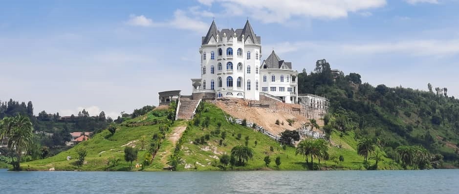 Iyi ni indi hotel Akarere ka Karongi kungutse mu ziherereye ku Nkombe z'Ikiyaga cya Kivu