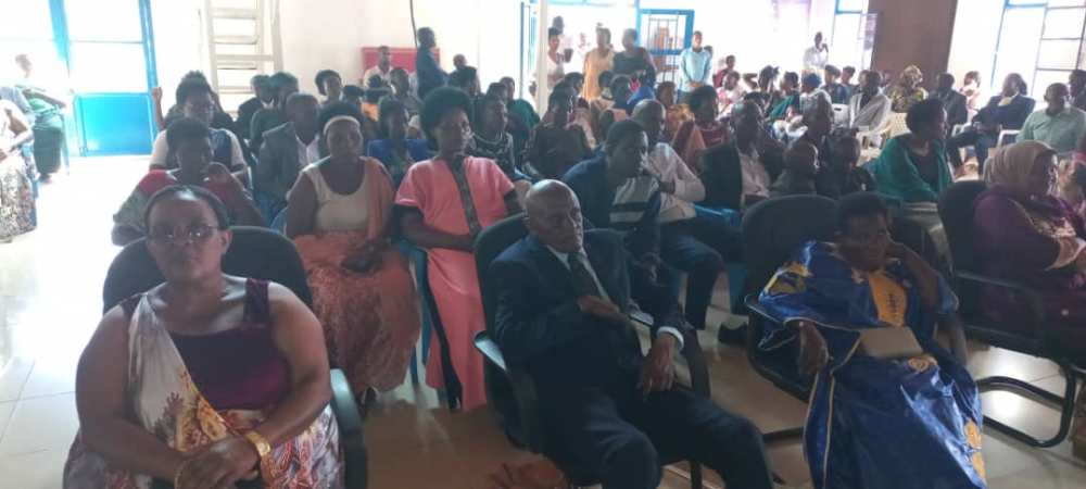 Inshuti n'abavandimwe baje gushyigikira iyi miryango yasezeranye