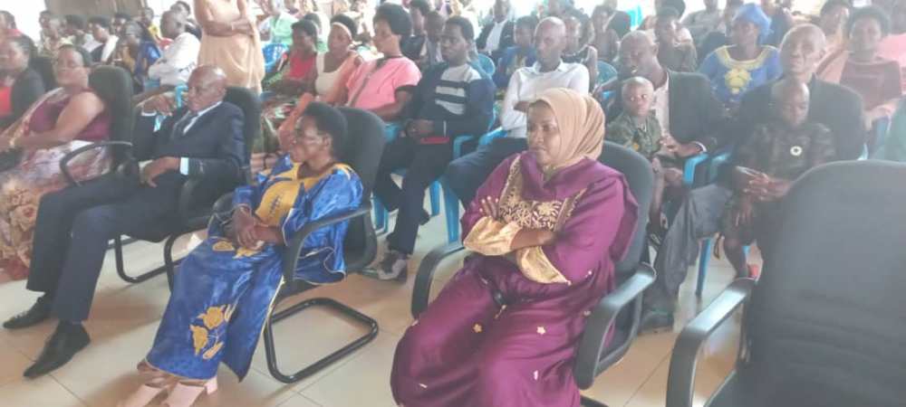 Umunyamabanga Nshingwabikorwa w’Umurenge wa Kicukiro, Hydayat Mukandahiro(ibumoso) ni umwe mu bitabiriye