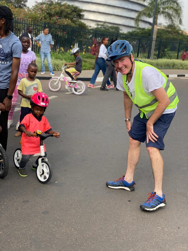 Patrick Mahoney washinze Rwanda Bookmobile itera inkunga Ndabaga Cycling Team, yitabiriye iyi Car Free Day y'Abana