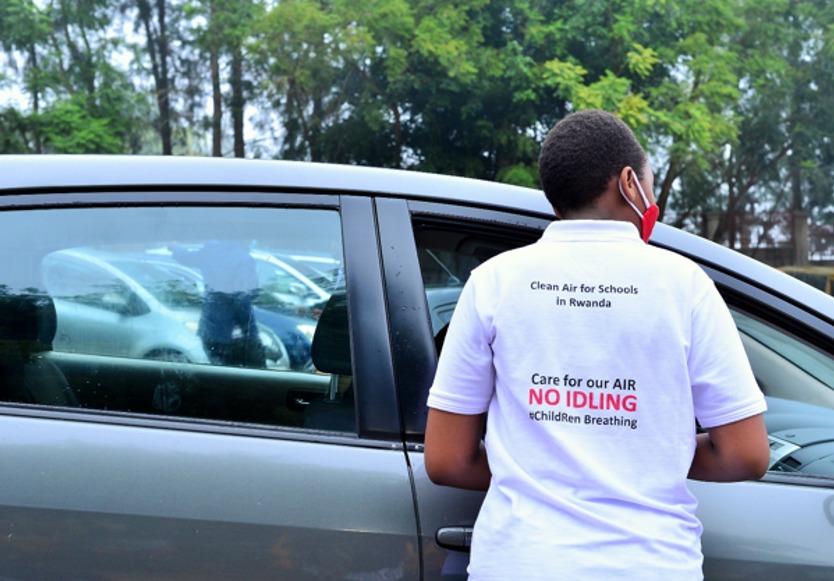 Dr Kalisa Egide yatangije ubukangurambaga afatanyije n’abana bo mu mashuri y’i Kigali mu gukangurira ababyeyi babo kuzimya imodoka mu gihe ziparitse ku ishuri zitari kugenda no kubigisha ububi n’ingaruka z’imyuka ihumanya ikirere