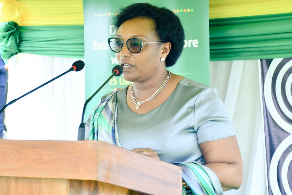 Minisitiri w’iterambere ry’Umuryango Dr Uwamariya Valentine yashimiye abagore batuye mu cyaro, avuga ko uteje imbere umugore aba ateje igihugu imbere