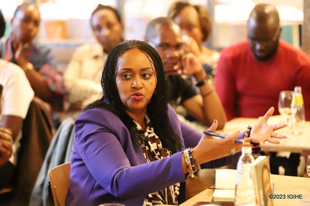 Mukanyiligira nk’umwanditsi w’iki gitabo ageze mu Bubiligi nyuma yo kukimurikira mu bihugu bitandukanye birimo u Rwanda, Autriche, Canada, Leta Zunze Ubumwe za Amerika, Kenya na Zimbabwe