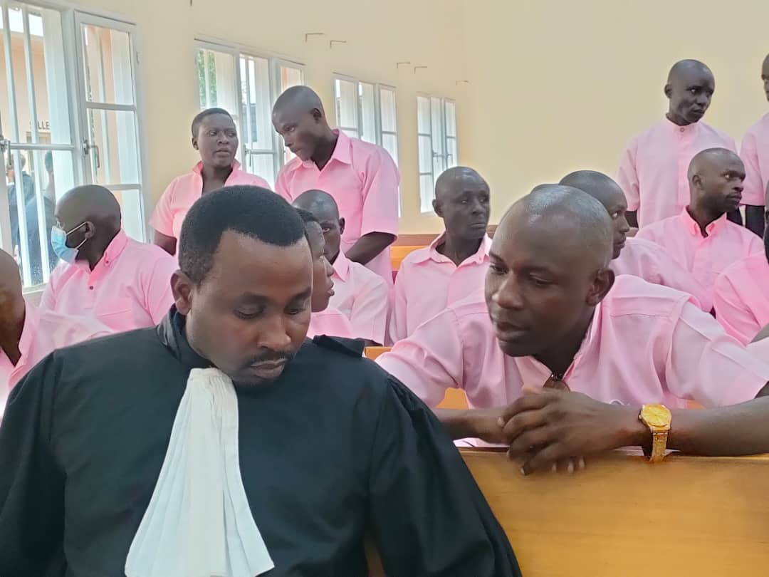 Manirakiza Théogène yahawe imbabazi n'uwamureze. Yari mu rukiko ari kumwe n'Umunyamategeko Ibambe Jean Paul