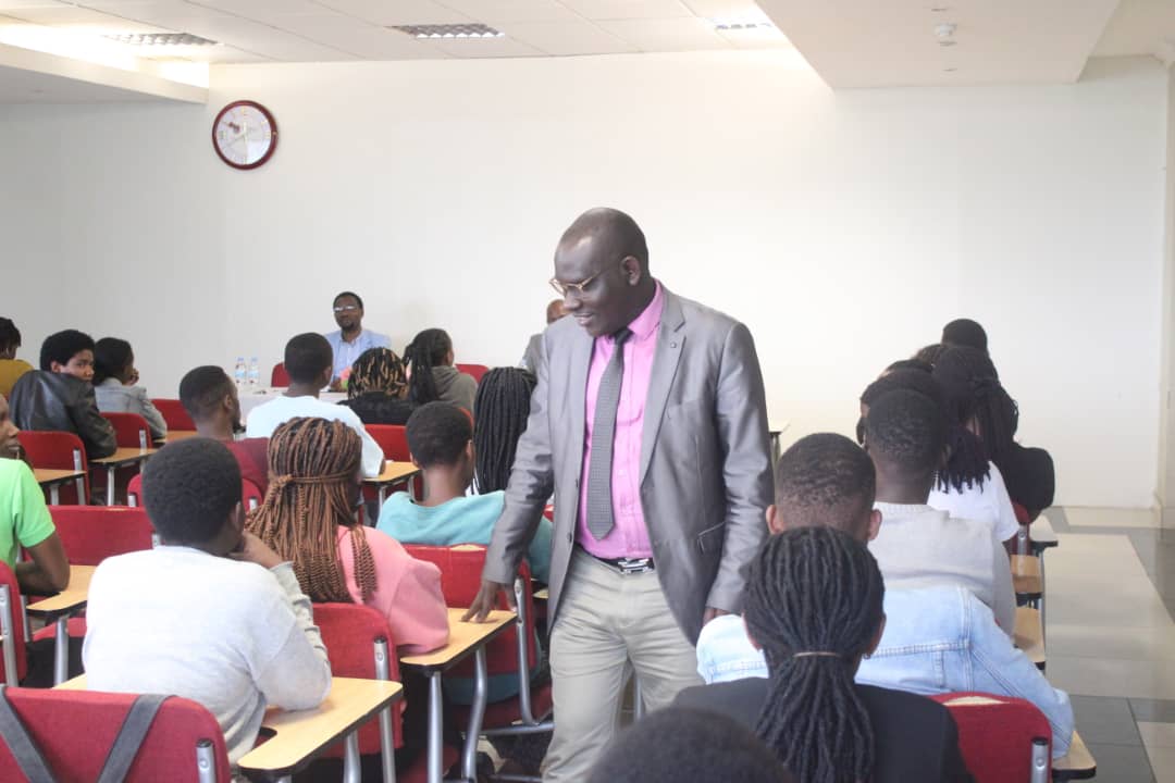 Ubwo Hategekimana yasobanuriraga abanyeshuri ba Kaminuza, ibyiza byo kwandika no gusoma ibitabo