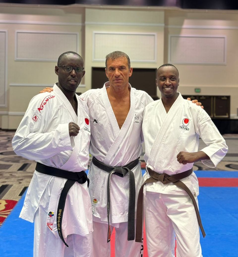Christophe Pinna umaze kugera mu Rwanda inshuro ebyiri ari hamwe na Rurangayire Guy uyobora JKA-Rwanda (ibumoso) na Kabango Jean Pierre (iburyo)