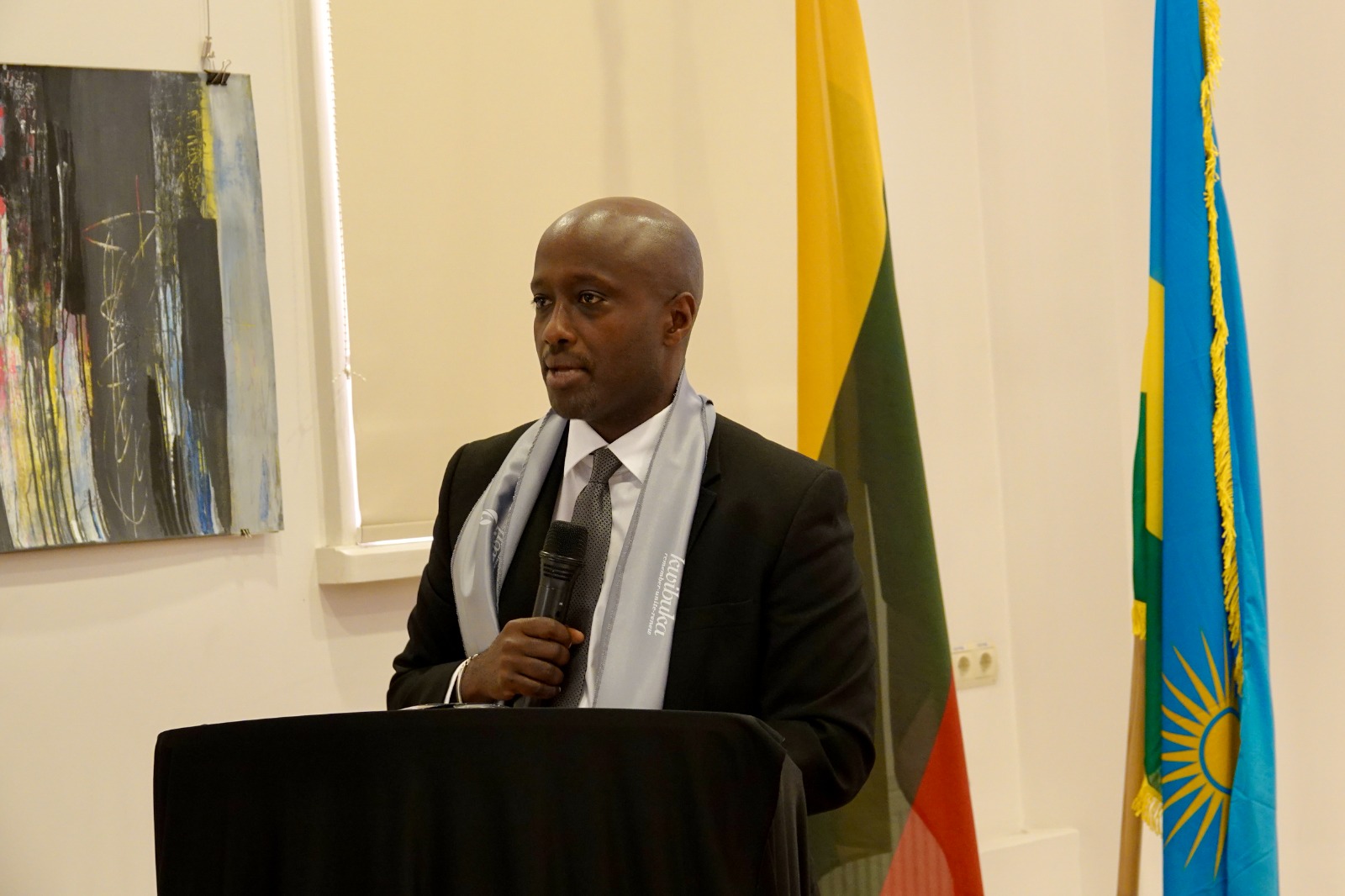 Ambasaderi w'u Rwanda muri Lithuania, Amb. Nduhungirehe Olivier yagaragarije abitabiriye ko Jenoside Yakorewe Abatutsi yateguwe na Leta y’Abahezanguni, ikorwa n’Abanyarwanda bayikorera abandi Banyarwanda.